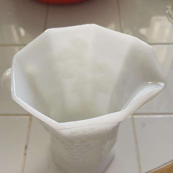 Beautiful milk glass pitcher - Picture 2 of 4